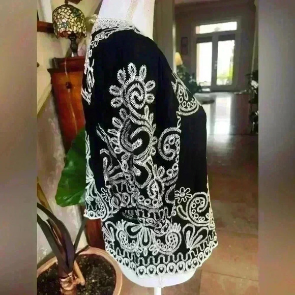 Solitaire crochet top black and white Exc condition. Loose elastic sleeve size M - Picture 5 of 15